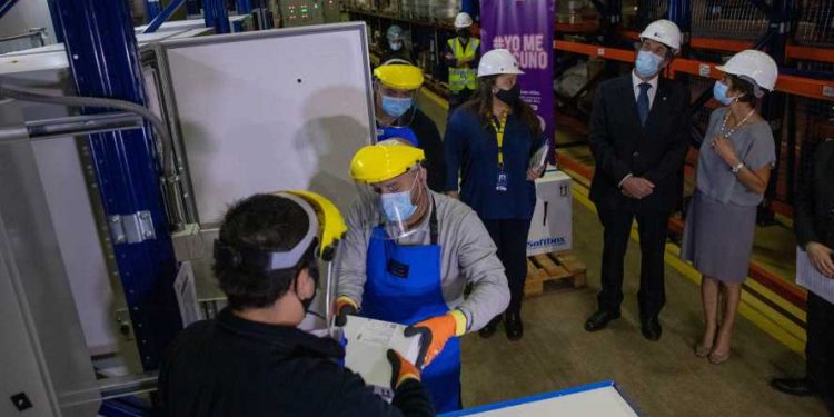 Chile, líder de vacunación contra COVID en Latinoamérica, dona dosis a Ecuador y Paraguay