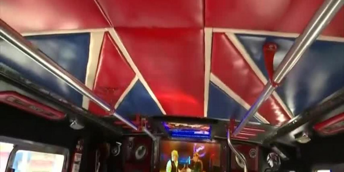 Chofer transforma su microbús para amenizar los viajes a ritmo de rock