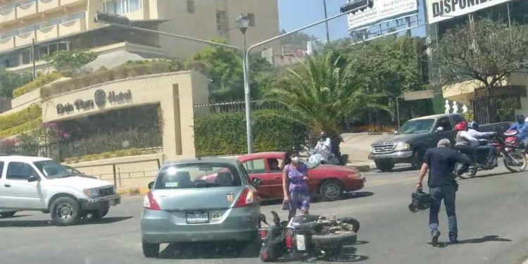 Choque deja daños materiales en el crucero del Fortín