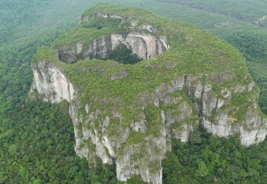 Sobrevolar el Parque Nacional Natural de Chiribiquete es hacer turismo de lujo.