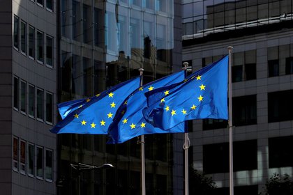 FOTO DE ARCHIVO: Banderas de la Unión Europea ondean frente a la sede de la Comisión Europea en Bruselas, Bélgica, 21 de agosto de 2020. REUTERS/Yves Herman