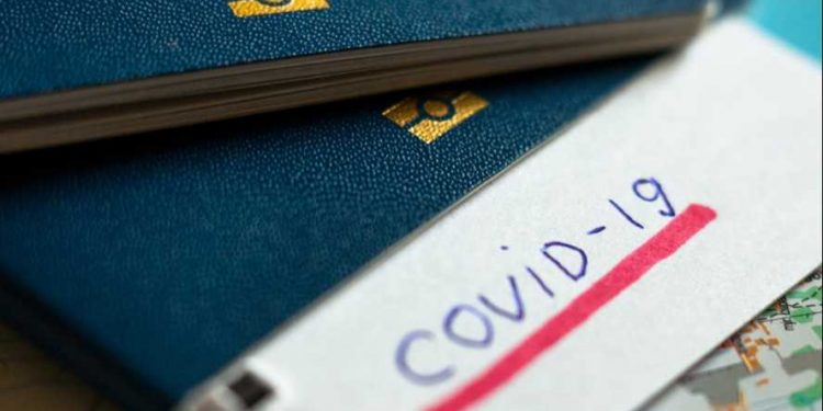 Comisión Europea propone 'pases' de COVID-19 para que personas puedan viajar