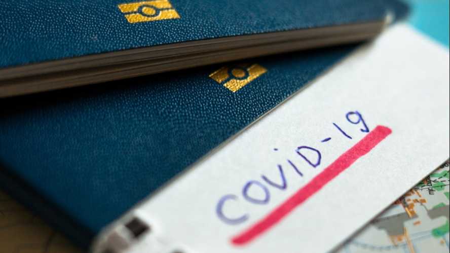 Comisión Europea propone 'pases' de COVID-19 para que personas puedan viajar