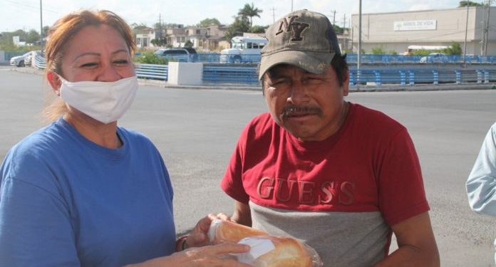 Comparten alimento en cruceros | EnLíneaDirecta.info