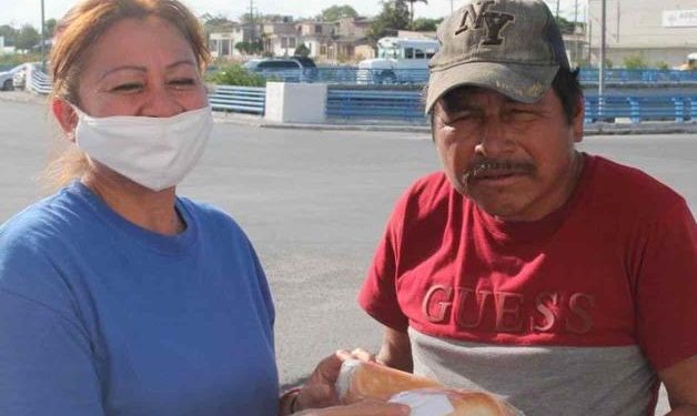 Comparten alimentos con los migrantes en cruceros