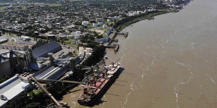 Con menos cantidades y mejores precios para las exportaciones, febrero dejó un superávit comercial de US$1062 millones