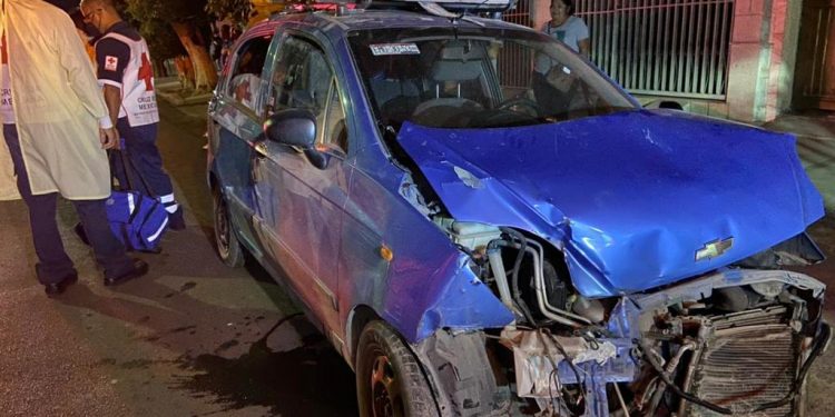 Un Chevrolet Matiz, color azul, no respetó el alto y se impactó contra un Volkswagen Golf, color negro; solo hay daños materiales.