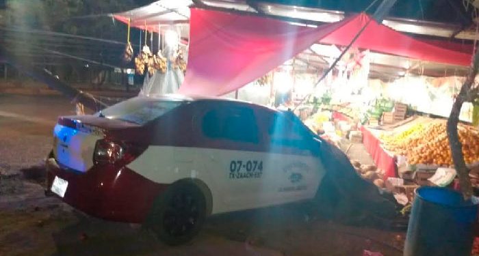 Contra poste y verdulería se impacta taxi de Zaachila