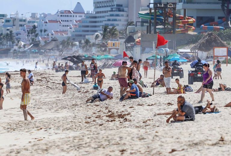 Decenas de turistas en Playa Delfines, en Cancún, el pasado 13 de marzo.