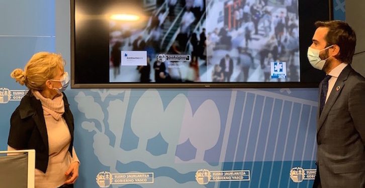 la directora de Kontsumobide, Olga Santamaria, y el consejero de Turismo, Comercio y Consumo, Javier Hurtado. IREKIA