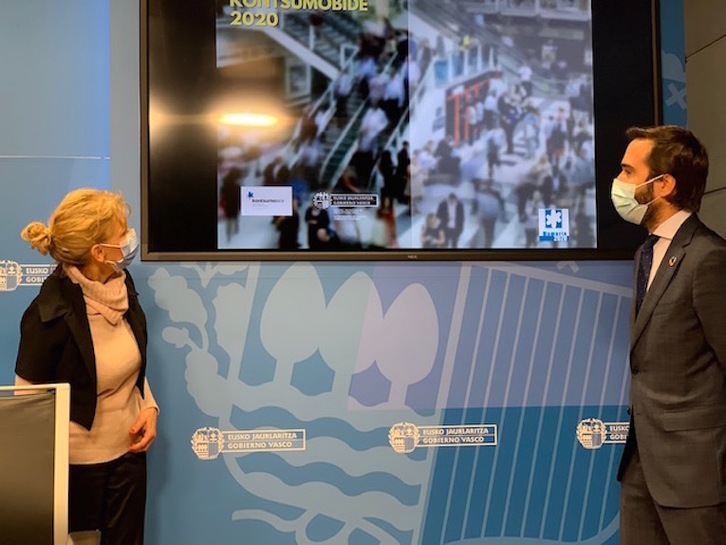 la directora de Kontsumobide, Olga Santamaria, y el consejero de Turismo, Comercio y Consumo, Javier Hurtado.  IREKIA