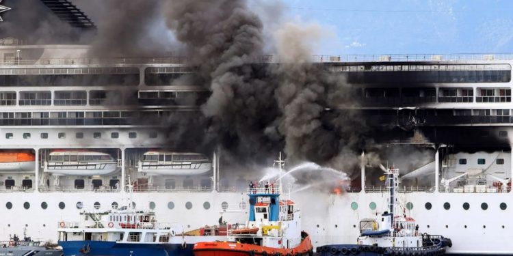 Crucero se incendia frente a la costa de Corfú, Grecia