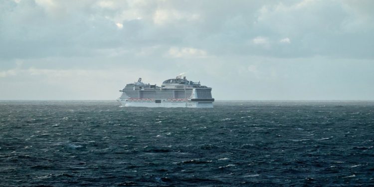 Cruceros parecen flotar sobre el mar por una ilusión óptica | EL IMPARCIAL