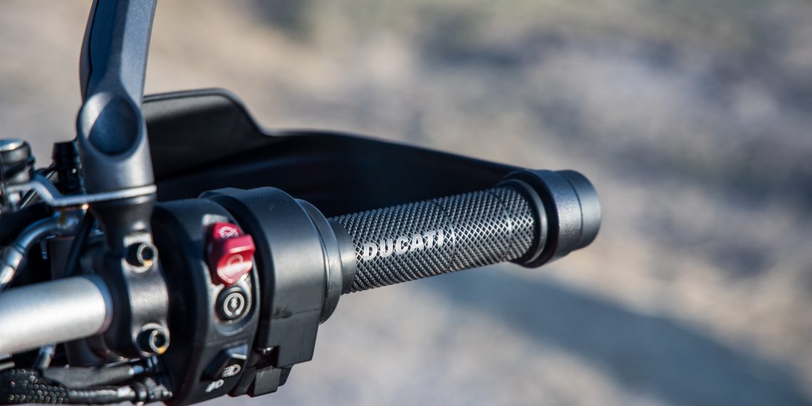 Es la primera vez que una Ducati utiliza una estructura flotante en las maletas laterales, lo que ayuda a disminuir la resistencia al viento.