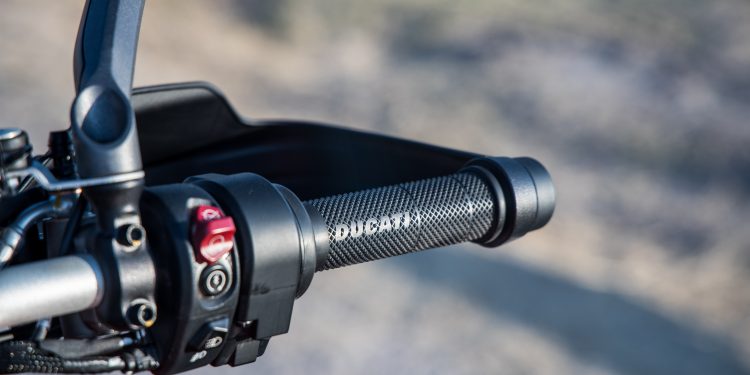Es la primera vez que una Ducati utiliza una estructura flotante en las maletas laterales, lo que ayuda a disminuir la resistencia al viento.