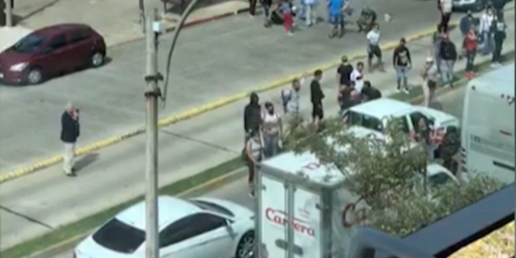 Cubanos migrantes cortaron el tránsito y protestan frente a agencias de viaje