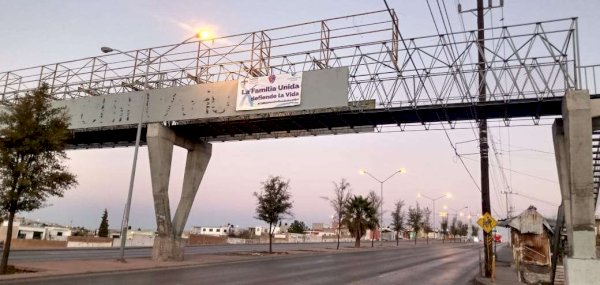 Decoran cruceros con lonas alusivas al día de la familia