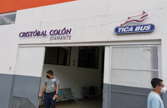 Denuncian que empresa vende viajes a Centroamérica haciendo transbordo de pasajeros a otra unidad en Nicaragua