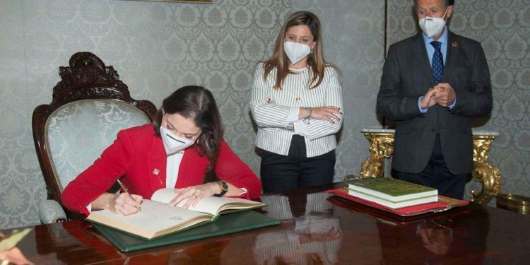 Reyes Maroto firmando en el Libro de Honor de la Diputaci&oacute;n de C&aacute;diz