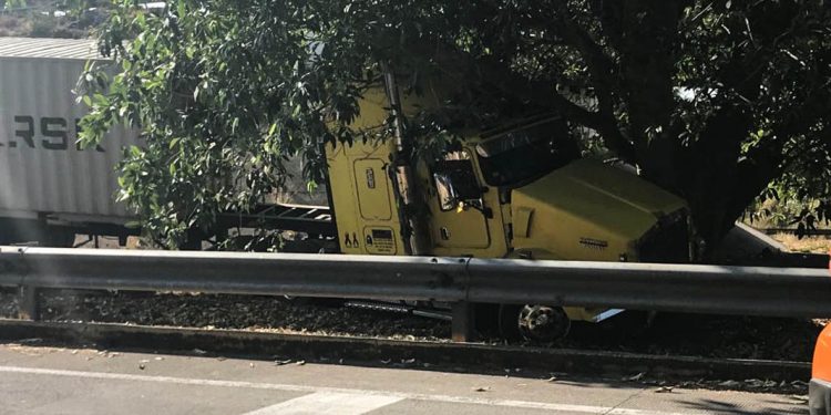 Domingo de accidentes de tráilers en libramiento Ejército Mexicano en Colima | AFmedios .