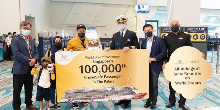 Dream Cruises celebra al pasajero 100.000 tras la reanudación de itinerarios en Singapur