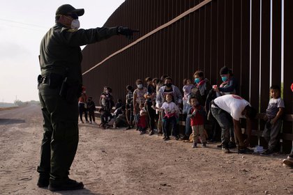 Imagen de archivo. Migrantes en busca de asilo en Peñitas, Texas, Estados Unidos. 17 de marzo de 2021. REUTERS/Adrees Latif/File Photo