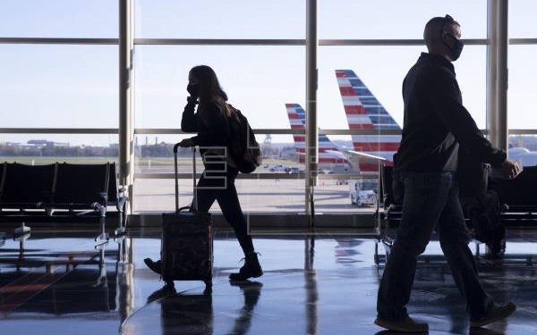 EE.UU. registra un récord de viajes en avión desde el inicio de la pandemia