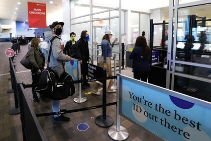 Más de 1,35 millones de personas viajaron en avión el viernes en EE.UU., lo que supone un número récord desde que empezaron en ese país las medidas de confinamiento por la pandemia de la covid-19, informó este sábado la Administración de Seguridad en el Transporte (TSA, en inglés).
EFE/EPA/Peter Foley/Archivo
