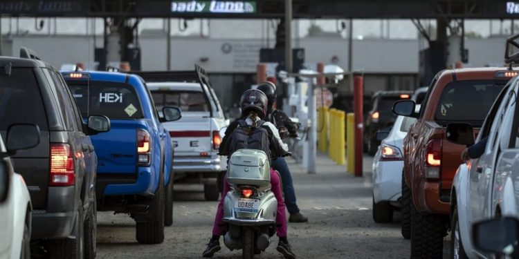 EU extiende las restricciones de viaje en las fronteras de México y Canadá