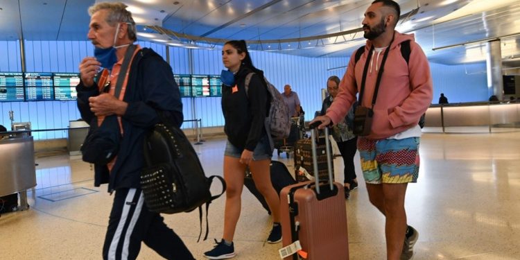 EU prohíbe viajes no esenciales para ingresar al país por COVID; México refuerza el sur