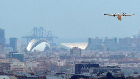 GRAFCVA6791. MANISES (VALENCIA), 27/07/2019.- Un avión comercial despega del aeropuerto de València que alcanzará las 6,5 millones de plazas este verano, lo que supone un incremento del 11,8 % respecto a 2018, lo que permitirá la llegada de más turistas y aumentar los destinos a los que podrán viajar los valencianos y las valencianas, según lo ha asegurado el concejal de Turismo del Ayuntamiento de València, Emiliano García, en un comunicado, en el que destacado que el aeropuerto cuenta con 14 nuevas conexiones durante este verano, de manera que ha alcanzado un total de 114 rutas directas, con más de 30 movimientos de salida. EFE/Kai Försterling