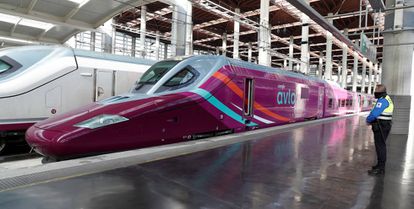 Tren Avlo de la serie 112 de Renfe, en Atocha.