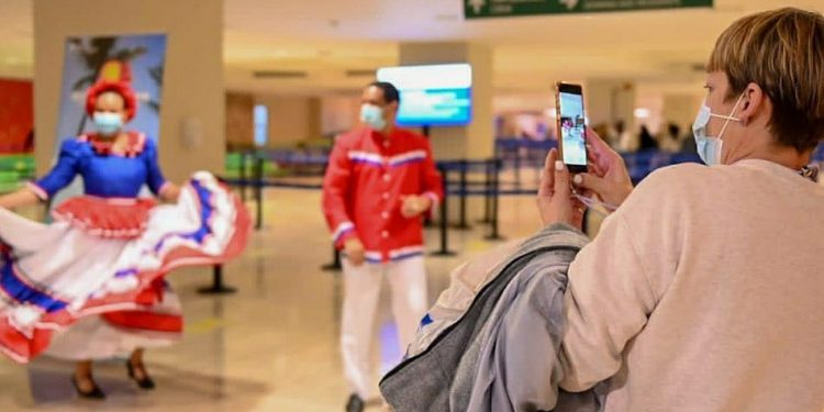 Recibimiento a turistas en el aeropuerto de Punta Cana