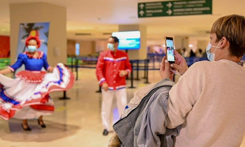Recibimiento a turistas en el aeropuerto de Punta Cana