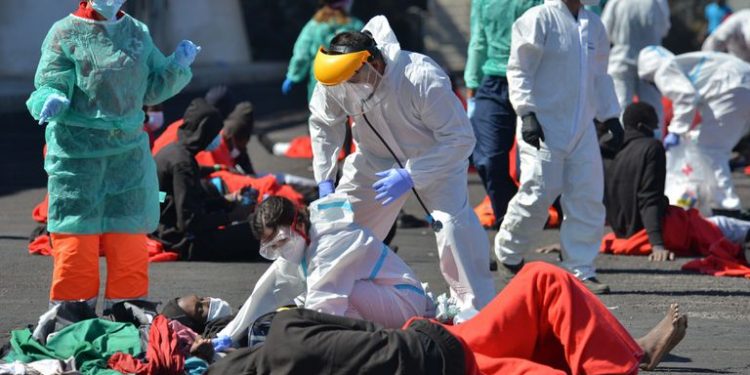 Llegada de un cayuco con 57 personas al Puerto de la Restinga, en El Hierro, el pasado 25 de febrero.