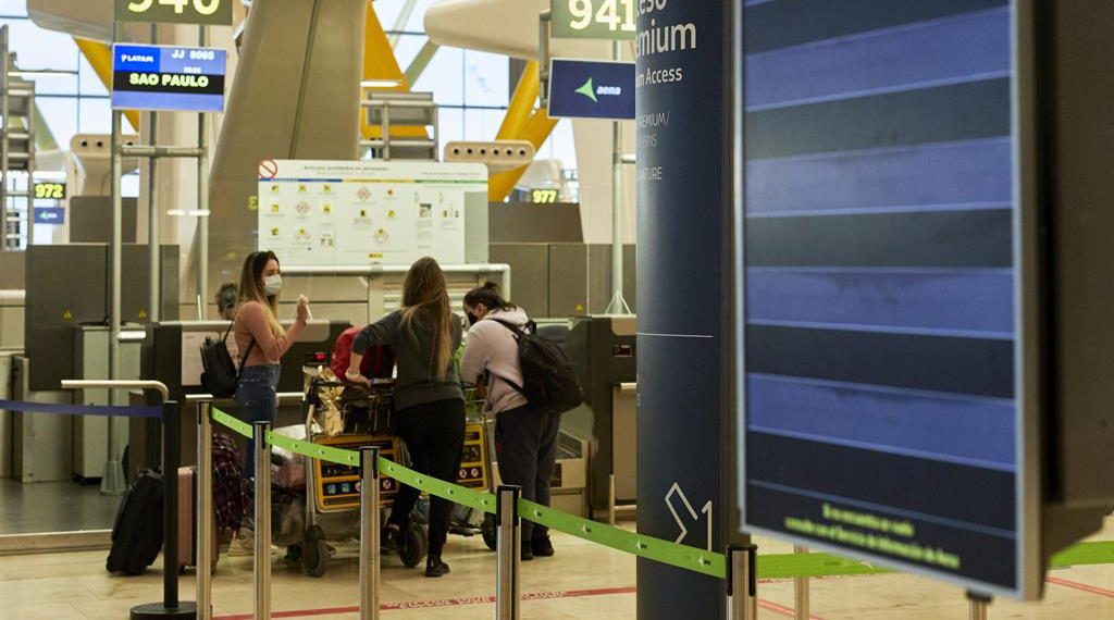 El Gobierno amplía la cuarentena a los pasajeros que llegan a España para controlar las cepas sudafricana y brasileña