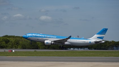 El Gobierno anunció que a partir de este sábado se suspenden los vuelos desde Brasil, Chile y México