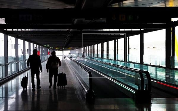 El Gobierno francés aborda hoy las restricciones de los viajes a España