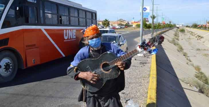 “El Güero” sale a las calles de Hermosillo con su guitarra para ganarse la vida