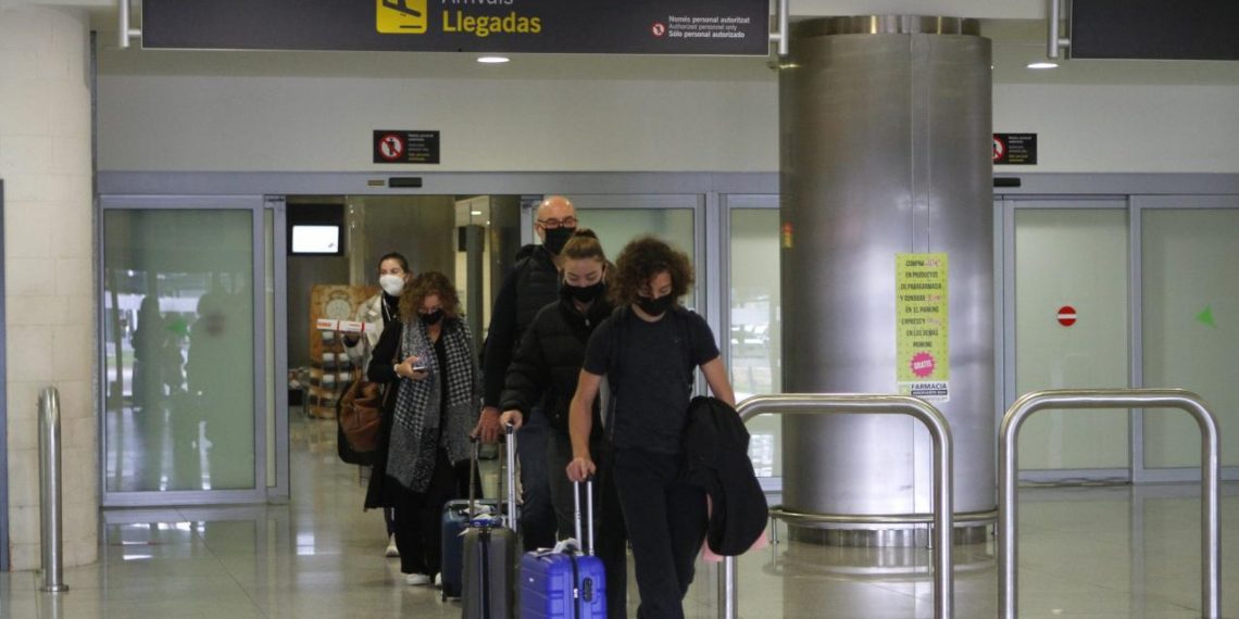 LLegada de pasajeros al aeropuerto de Menorca