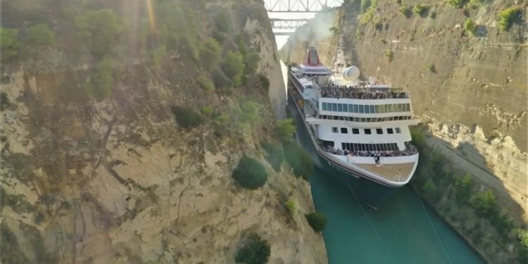 El paso imposible de un barco por el Canal de Corinto