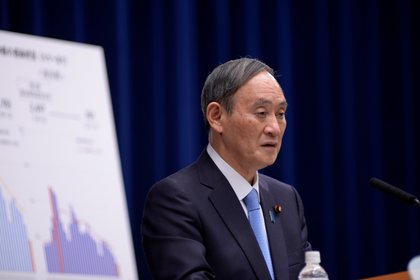 El primer ministro japonés, Yoshihide Suga, recibió este martes la primera de las dos dosis de la vacuna contra la covid desarrollada por Pfizer, la única actualmente aprobada en el país, de cara a su viaje a Estados Unidos en abril. EFE/EPA/DAVID MAREUIL /Archivo
