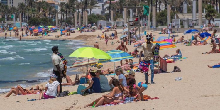 El sector turístico pide bonificar a las familias que veraneen en España