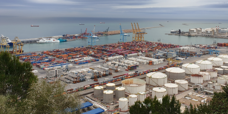 El tráfico de contenedores crece un 18% en el Puerto de Barcelona en los dos primeros meses del año