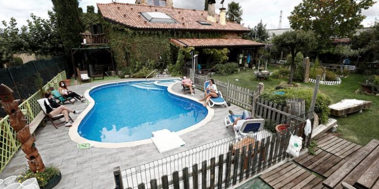 Turistas en una casa rural en Multiva, cerca de Pamplona.