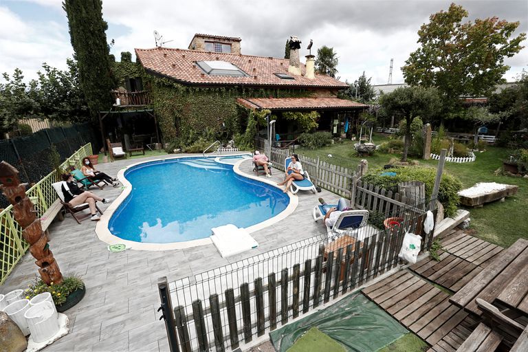 Turistas en una casa rural en Multiva, cerca de Pamplona.