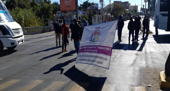 Empleados del sector salud bloquean crucero de Fonapas; insisten en recontratación – RI Oaxaca
