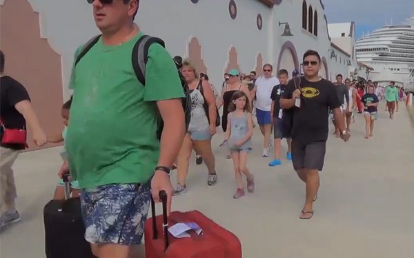 Empresarios tour operadores en espera de cruceros