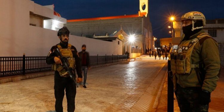 Fuerzas de seguridad en una iglesia en Qaraqos, antes de la llegada de Francisco

