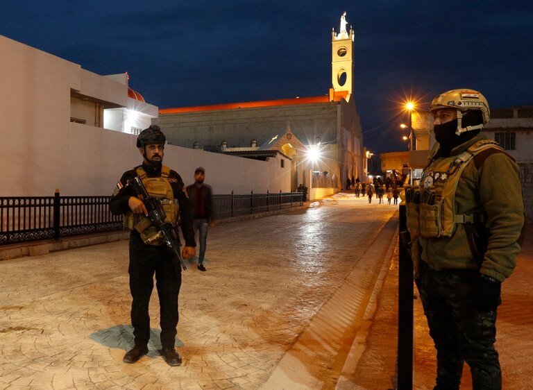 Fuerzas de seguridad en una iglesia en Qaraqos, antes de la llegada de Francisco
